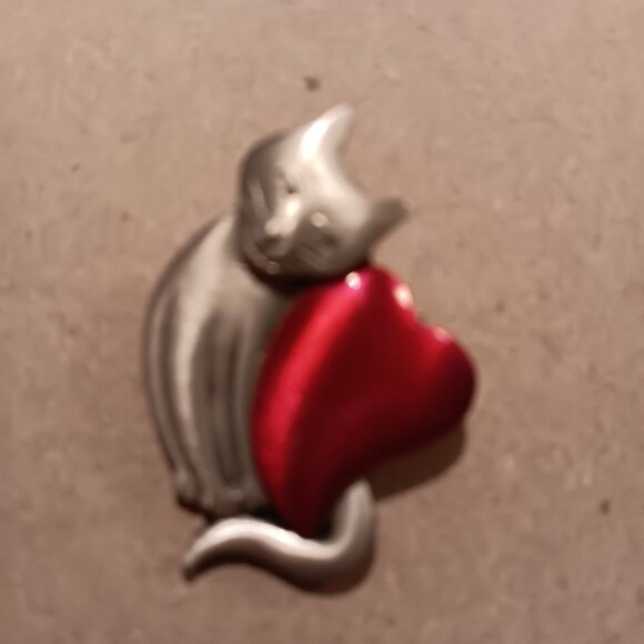 VINTAGE 1980 JJ JONETTE JEWELRY CAT WITH RED HEART PEWTER BROOCH - Picture 1 of 4